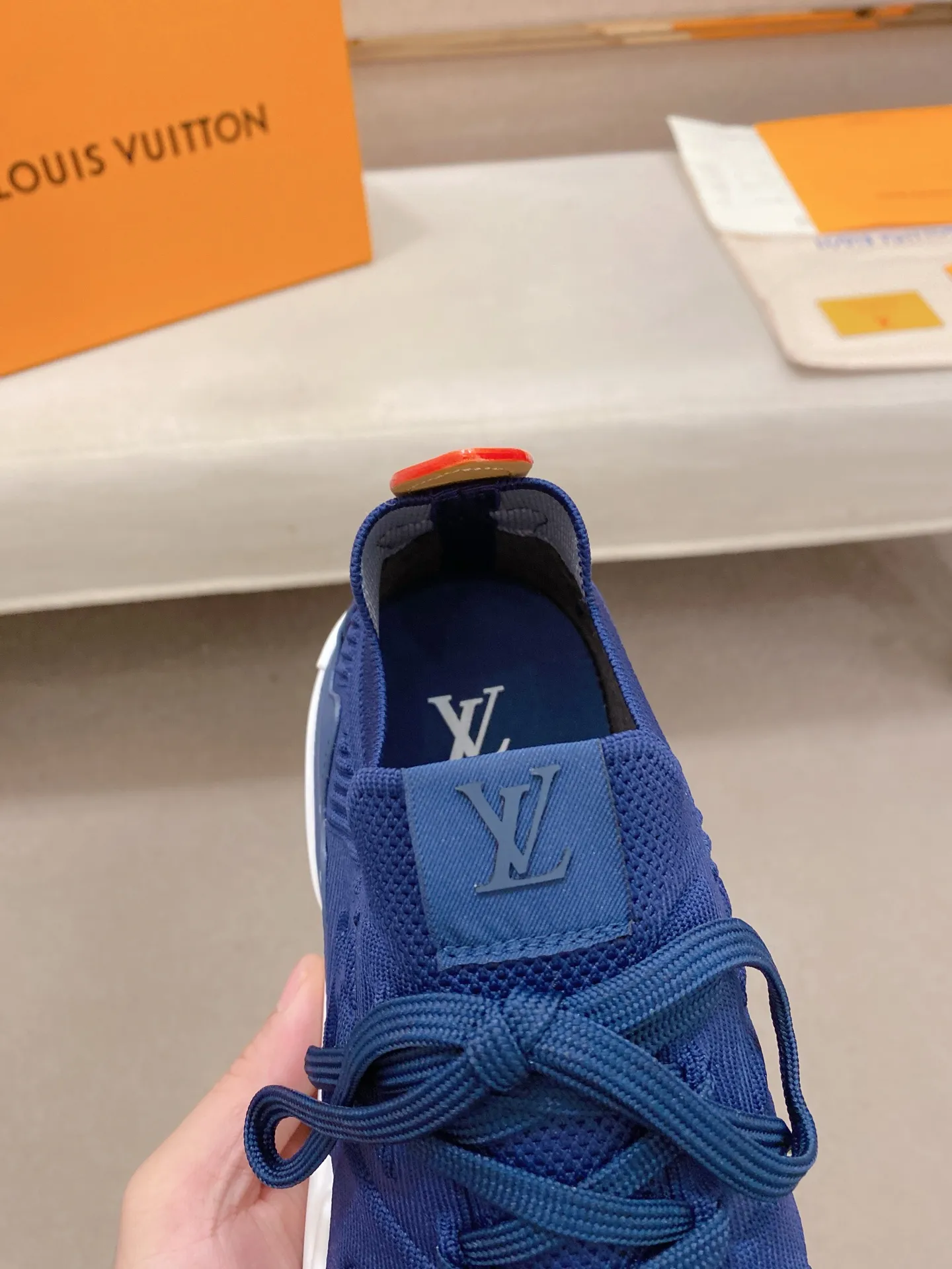 Men's Men's Shoes💰: 620💰The high version of the LV Runner Tatic sneakers are made of a whole piece of technical knitting to create an easy-to-take-on design, and are trimmed with cow leather to outline the upper. The LV logo on the side creates a dynamic feel among the textures, and the leather back strap is shaped like the handle fasteners in the Louis Vuitton leather goods collection. Mixed materials Laces Louis Vuitton accents Rubber outsole with Vuitton logo Size 39-44 Customizable 38.45.46
